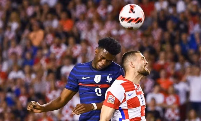 Tchouameni tranh chấp bóng bổng với Kovacic trong trận Pháp hoà chủ nhà Croatia 1-1 ở Nations League ngày 6/6. Ảnh: FFF