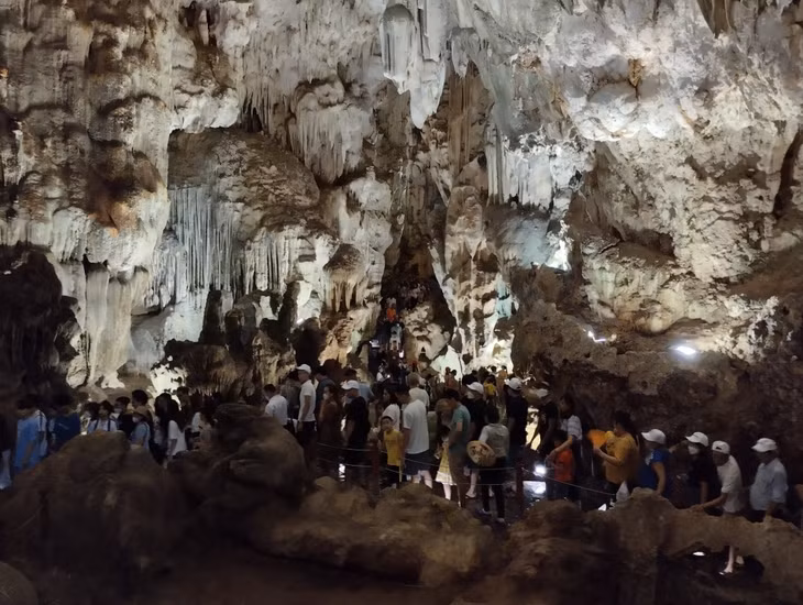 Một số hang động trên Vịnh Hạ Long như Thiên Cung, Sửng Sốt... có sự quá tải cục bộ, ảnh hưởng tới trải nghiệm của du khách.