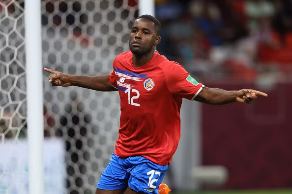 Campbell, hàng thải của Arsenal, mang vé World Cup cho Costa Rica.