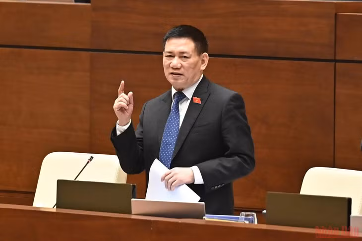 Bộ trưởng Tài chính Hồ Đức Phớc trả lời chất vấn của các đại biểu Quốc hội tại phiên chất vấn sáng 8/6. (Ảnh: LINH KHOA)