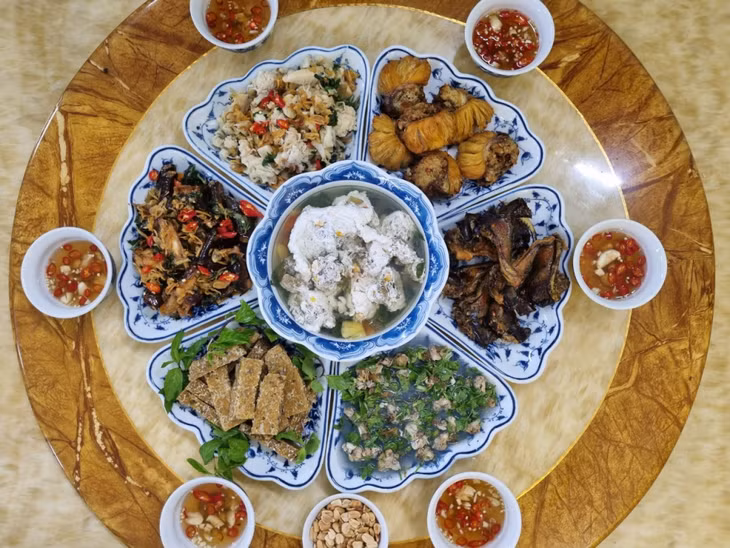 Sam 7 món của quán Sam gia truyền Tin Vượng (TX Quảng Yên) thơm ngon, bắt mắt, hấp dẫn thực khách.