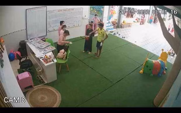 Binh Dinh: Thong tin ve vu giao vien dua tre vao nha ve sinh danh hinh anh 1