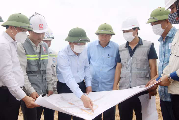 Bí thư Tỉnh ủy Nguyễn Xuân Ký kiểm tra tiến độ thi công đường nối từ cao tốc Hạ Long - Hải Phòng đến đường tỉnh 338 (giai đoạn 1).