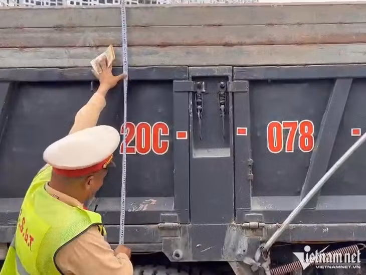 Cắt gọt hàng loạt xe tải 'hổ vồ' trên cao tốc Hà Nội - Thái Nguyên ảnh 3