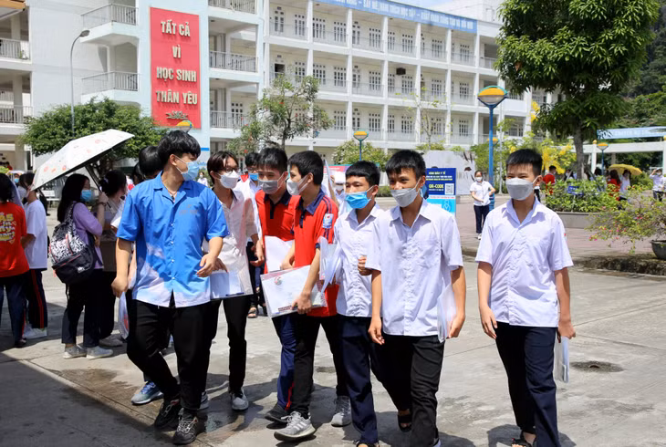 Các thí sinh rời phòng thi trong tâm trạng khá thoải mái, nhẹ nhõm. Đa phần thí sinh khi được hỏi đều cho biết đã hoàn thành được bài thi trong khả năng tốt nhất của bản thân.