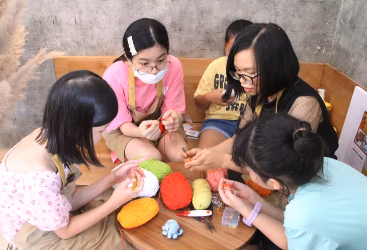 Ngoài vẽ tranh, buổi trải nghiệm mỹ thuật ứng dụng do CLB 14 Art tổ chức còn có hoạt động đan móc len.