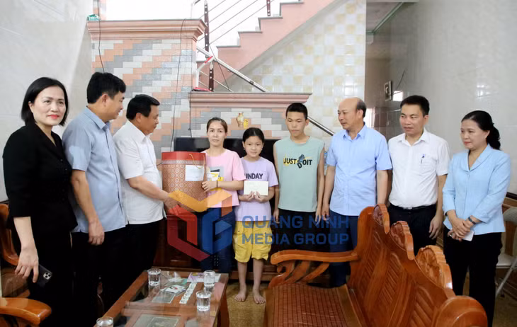 Đồng chí Nguyễn Xuân Thắng cùng các thành viên đoàn Đại biểu Quốc hội tỉnh thăm hỏi, động viên các gia đình công nhân mỏ trên địa bàn phường Mông Dương (6-2022). Ảnh: Minh Hà