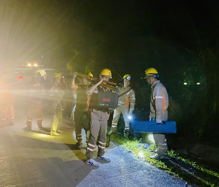Đúng 0h00' ngày 10/6, gần 40 cán bộ kỹ thuật Đội Quản lý lưới điện cao thế Quảng Ninh có mặt ở xã Vũ Oai (TP Hạ Long) để tiến hành xử lý các vị trí cột có nguy cơ sự cố.