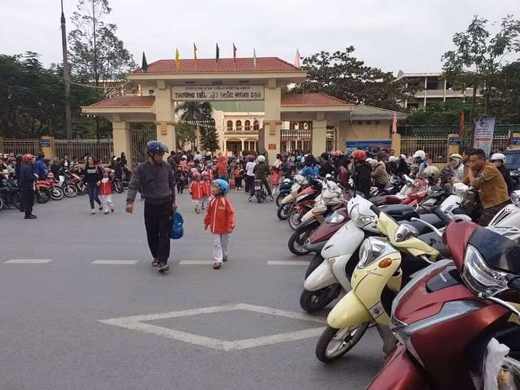 Phụ huynh Trường Tiểu học Trần Hưng Đạo, TP Hạ Long, với văn hóa xếp hàng đón con.