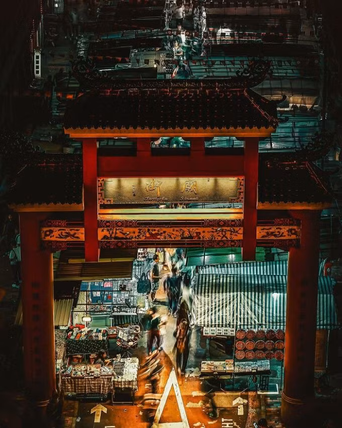 Nhắc tới Hong Kong là phải nói tới những khu chợ đêm sầm uất, náo nhiệt, rộn ràng đủ thứ âm thanh cuộc sống. Ban đêm, ánh sáng từ những khu chợ này trở nên lung linh, huyền ảo hơn trong mắt du khách. Một số khu chợ vẫn giữ được phần cổng vòm đặc trưng kiến trúc Trung Hoa như ở chợ đêm phố Temple.