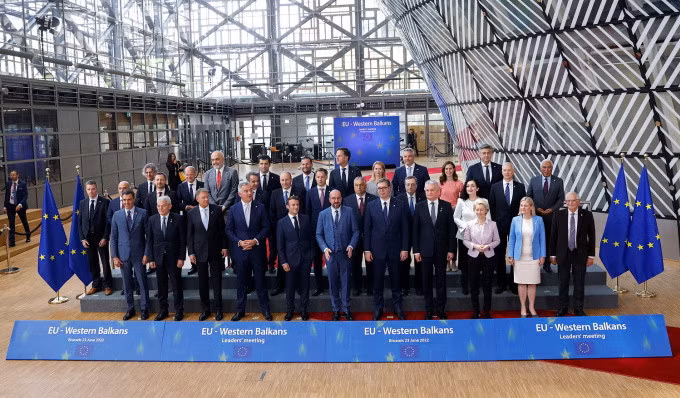 Lãnh đạo EU và các nước Tây Balkan chụp ảnh chung khi dự hội nghị thượng đỉnh ở Brussels, Bỉ ngày 23/6. Ảnh: Reuters.