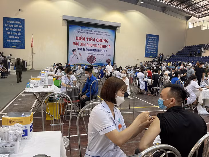 Điểm tiêm vắc-xin mũi 4 tập trung cho công nhân tại Công ty Than Dương Huy.