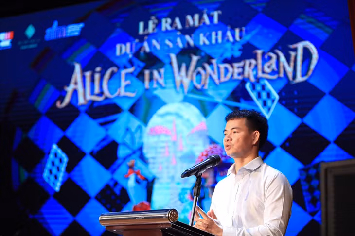 NSƯT Xuân Bắc chia sẻ về dự án nhạc kịch “Alice in Wonderland“. Ảnh: Hoài Thu