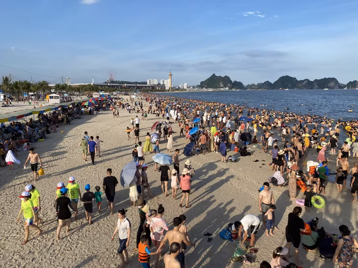 Du khách đến bãi tắm Hạ Long đông nghịt. 