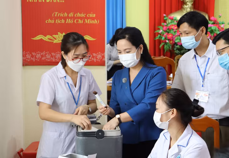 Đồng chí Nguyễn Thị Hạnh, Phó Chủ tịch UBND tỉnh, kiểm tra quy trình bảo quản vắc xin tại điểm tiêm Trụ sở UBND phường Thanh Sơn (TP Uông Bí).