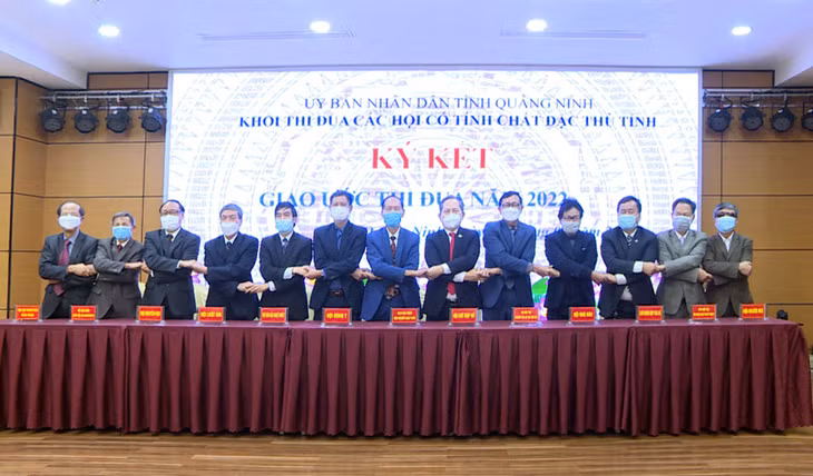 Đại diện 13 đơn vị trong Khối ký kết giao ước thi đua năm 2022.