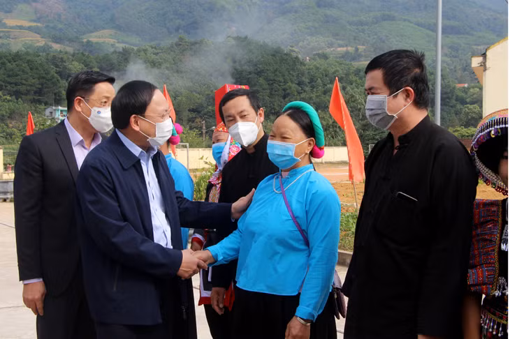 Đồng chí Nguyễn Xuân Ký, Ủy viên Trung ương Đảng, Bí thư Tỉnh ủy, Chủ tịch HĐND tỉnh trò chuyện với bà con cụm liên thôn Khe Lặc, Kéo Kai, Đoàn Kết, Khe Mươi và Nà Cam (xã Đại Đực, Tiên Yên).