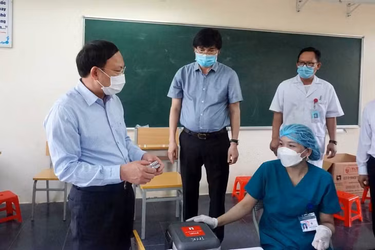 Đồng chí Nguyễn Xuân Ký, Ủy viên Trung ương Đảng, Bí thư Tỉnh ủy, Chủ tịch HĐND tỉnh kiểm tra công tác tiêm chủng vắc xin phòng Covid-19 tại điểm tiêm xã Nam Sơn, huyện Ba Chẽ. Ảnh: Thu Chung