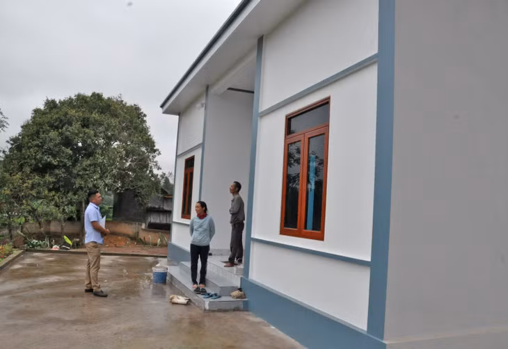 Cán bộ xã đến thăm ngôi nhà mới của gia đình Bà Trần Thị Bài, thôn Voòng Tre, xã Đài Xuyên (Vân Đồn) - ngôi nhà được xây dựng chương trình xóa nhà tạm, nhà dột nát từ sự hỗ trợ, đóng góp của MTTQ, các đoàn thể của huyện và nguồn vốn vay của gia đình.