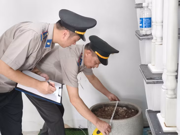 Cán bộ phòng thi hành án dân sự 3 kiểm kê, xác định hiện trạng tài sản để phục vụ công tác bàn giao.