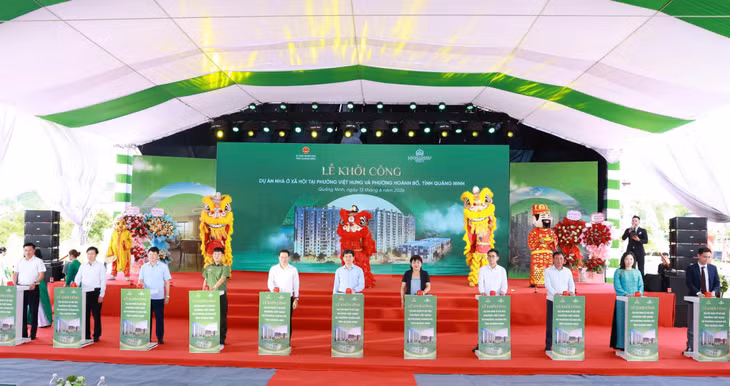 Các đại biểu bấm nút khởi công Dự án nhà ở xã hội tại ô đất II-OM21 phường Việt Hưng và phường Hoành Bồ vào ngày 13/6/2026. 