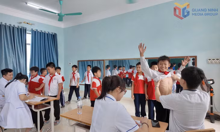 Đoàn bác sĩ Bệnh viện Bãi Cháy khám sàng lọc lõm ngực bẩm sinh cho trẻ tại đặc khu Cô Tô. Ảnh: Bệnh viện Bãi Cháy