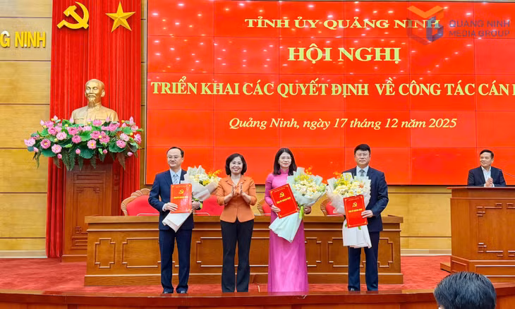 Đồng chí Trịnh Thị Minh Thanh, Phó Bí thư Thường trực Tỉnh ủy, Chủ tịch HĐND tỉnh trao các quyết định 