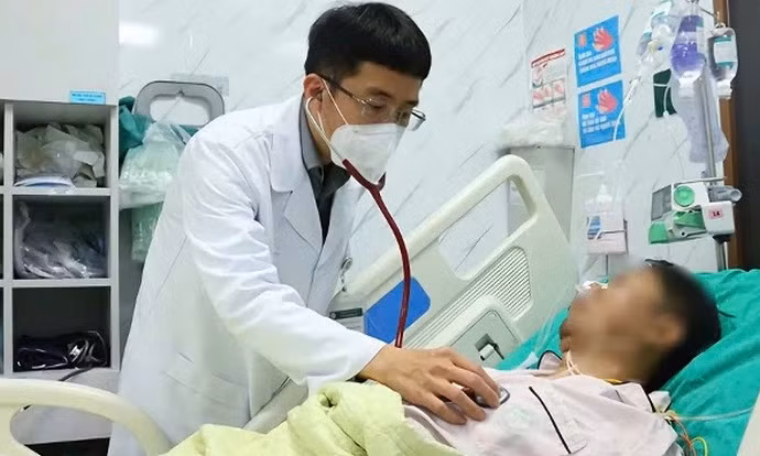 Bác sĩ Mai Duy Tôn thăm khám cho bệnh nhân đột quỵ tại Bệnh viện Bạch Mai - Ảnh: BVCC