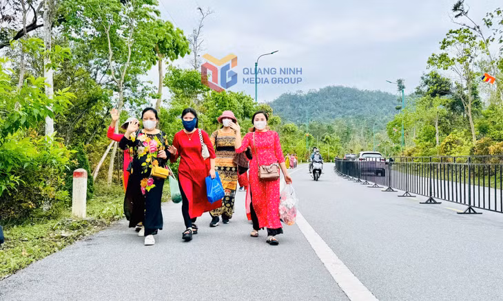 Rất đông người dân, du khách thập phương đang đổ về khu vực Cung Trúc Lâm Yên Tử, chuẩn bị nghinh đón xá lợi Đức Phật.
