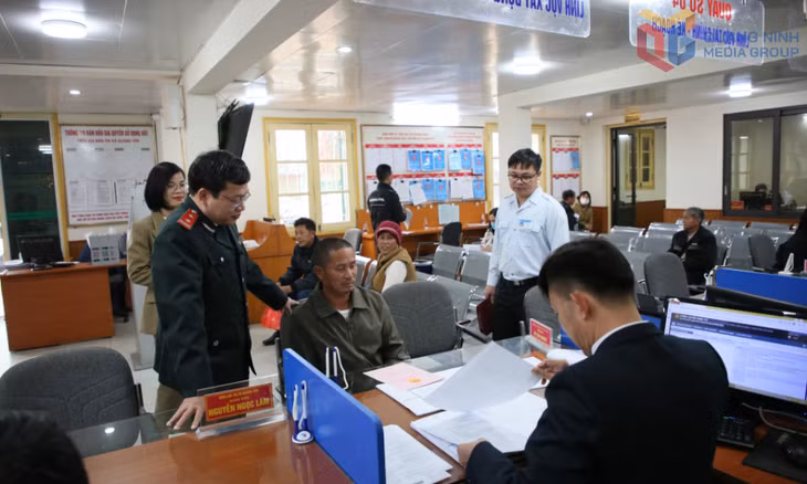 Đoàn kiểm tra của Sở Nội vụ kiểm tra hoạt động của Chi nhánh Trung tâm Phục vụ hành chính công TX Quảng Yên. Ảnh: Song Hà