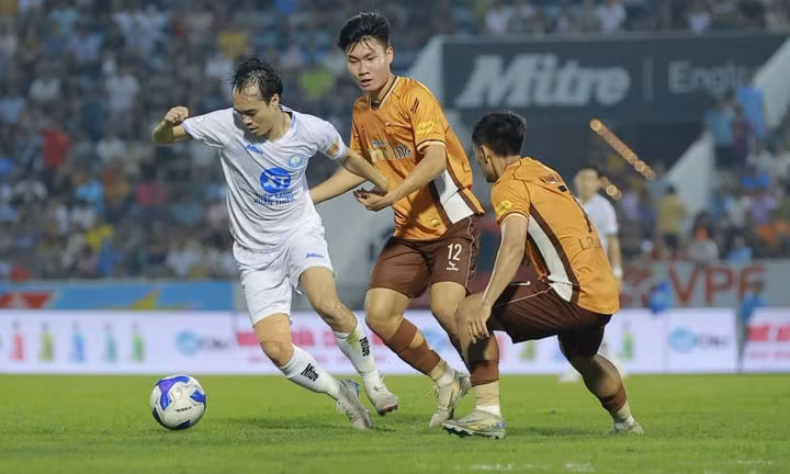 Văn Toàn góp 1 bàn thắng trong trận Nam Định đánh bại HAGL 6-1.