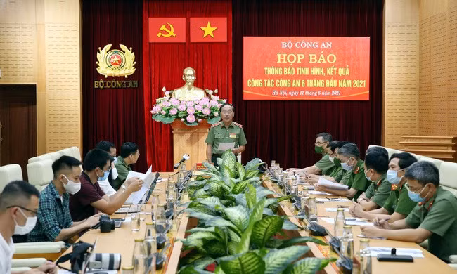 Trung tướng Trần Quốc Tỏ - Thứ trưởng Bộ Công an (đứng) - chủ trì buổi họp báo.