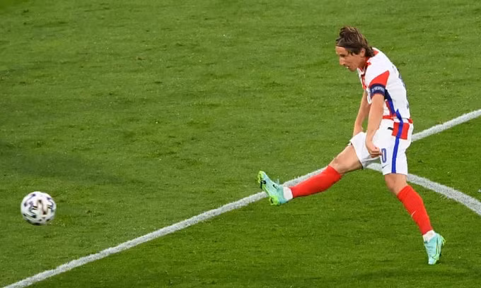 Cú vẩy má ngoài ghi bàn mang thương hiệu của Modric.