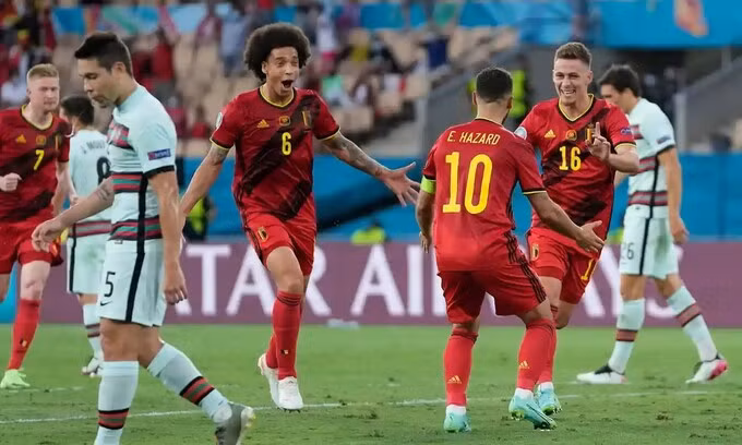 Hazard chia vui cùng đồng đội sau khi ghi bàn mở tỷ số. Ảnh: Pool.