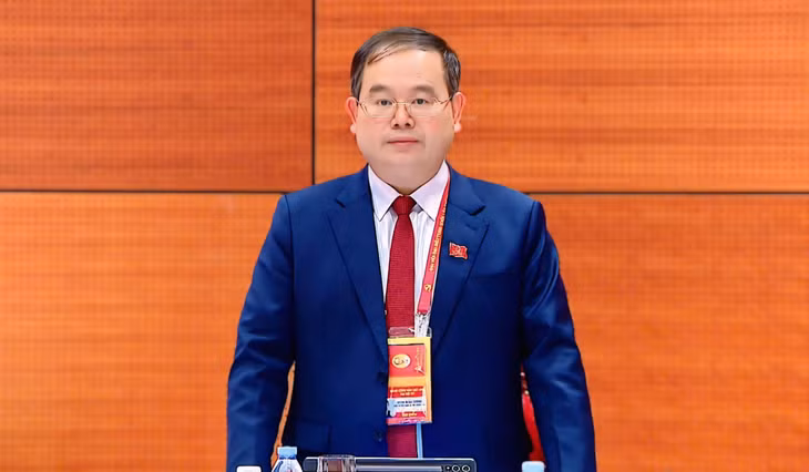 Đồng chí Quản Minh Cường, Bí thư Tỉnh ủy, Trưởng Đoàn ĐBQH tỉnh, Trưởng đoàn đại biểu tỉnh phát biểu tại buổi thảo luận.
