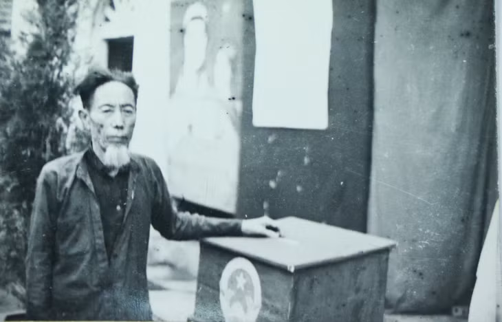 Nhân dân Hòn Gai bỏ phiếu bầu cử đại biểu HĐND thị xã, tiểu khu năm 1973. (Ảnh tư liệu)
