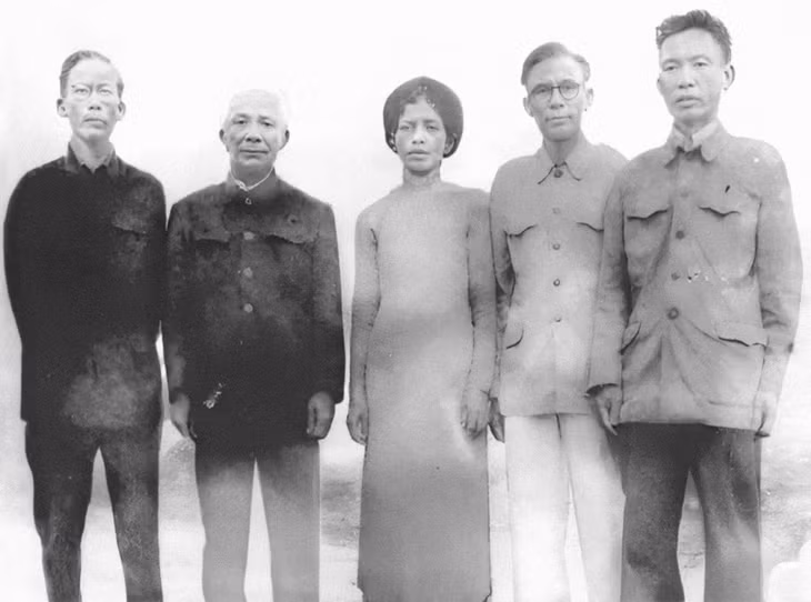 Chi bộ Đảng Cộng sản Việt Nam đầu tiên được thành lập tại khu mỏ gồm các đồng chí: Đặng Châu Tuệ, Bùi Văn Mạo, Vũ Thị Mai, Bùi Đức Giao, Nguyễn Huy Sán (từ trái sang). Ảnh tư liệu