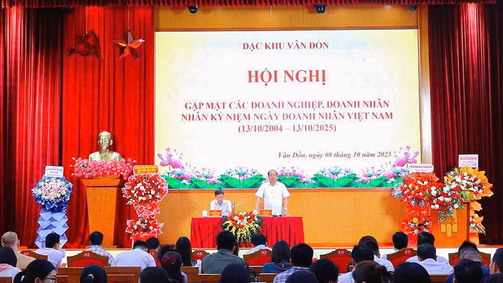 Lãnh đạo UBND Đặc khu Vân Đồn phát biểu tiếp thu, giải đáp ý kiến của các doanh nghiệp tại hội nghị gặp mặt các doanh nghiệp, doanh nhân, tháng 10/2025. Ảnh: Địa phương cung cấp
