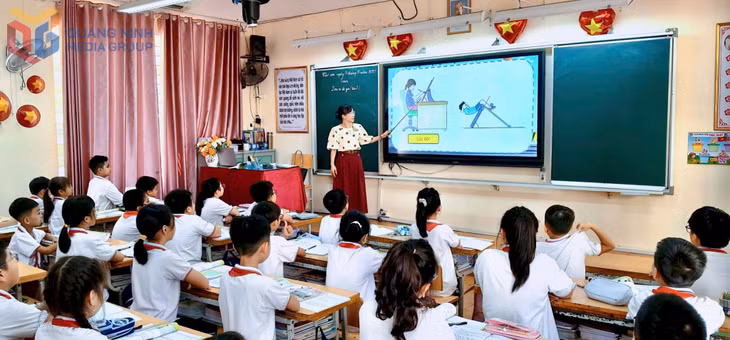 Tiết học đầu tiên của cô và trò lớp 4A2 Trường Tiểu học Quang Trung (phường Hạ Long) sau hợp nhất.