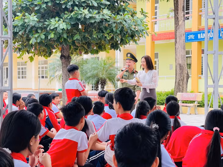 Công an phường An Sinh phối hợp với Trường TH&amp;THCS An Sinh tổ chức buổi tuyên truyền chuyên đề “Không một mình - Cùng nhau an toàn trực tuyến”. Ảnh: Công an phường An Sinh cung cấp