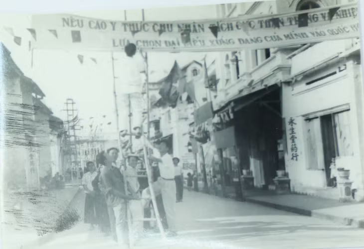 Nhân dân Hải Ninh dựng cổng chào, khẩu hiệu chào mừng ngày bầu cử Quốc hội khóa II, năm 1960. (Ảnh tư liệu)