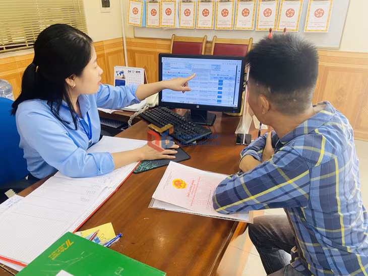 Cán bộ Trung tâm Phục vụ hành chính công xã Tiên Yên hướng dẫn người dân nộp TTHC.