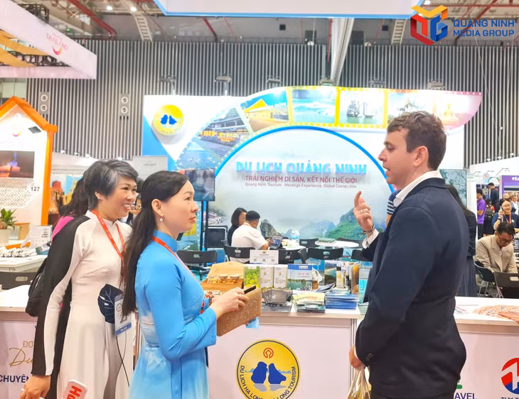 Lãnh đạo Sở Văn hóa, Thể thao và Du lịch trao đổi thông tin với các đối tác.