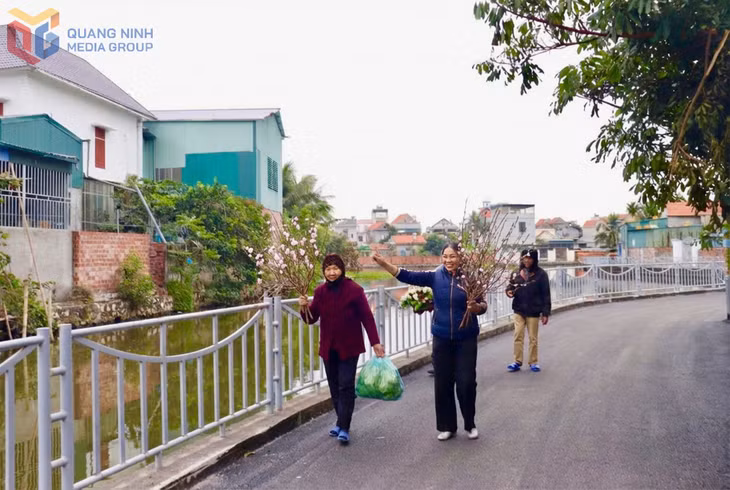 Nhân dân khu Liên Hoà 7 phấn khởi khi có tuyến đường mới rộng rãi, sạch đẹp đón Tết Nguyên đán 2026. Ảnh: Trúc Linh