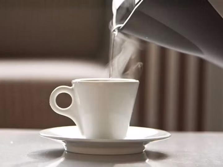 Uống nước lọc ấm vào buổi sáng rất tốt cho hệ tiêu hóa, giúp cơ thể hạn chế thay đổi thân nhiệt.