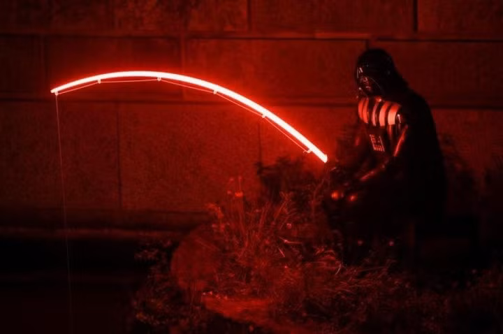 Tác phẩm nghệ thuật “Darth Fisher” của nghệ sĩ đường phố Frank de Ruwe người Hà Lan. Bức ảnh trên chụp ở lễ hội ánh sáng ở Berlin, Đức, ngày 8/10.