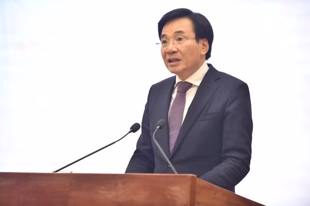 Bộ trưởng, Chủ nhiệm Văn phòng Chính phủ Trần Văn Sơn, Người phát ngôn của Chính phủ cho biết: Trong điều kiện dịch bệnh được kiểm soát tốt, KTXH nước ta tháng 11 và 11 tháng tiếp tục đạt được những kết quả quan trọng, nền tảng ổn định, các chỉ số của nền kinh tế tương đối tốt - Ảnh: VGP/Quang Thương