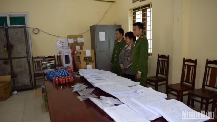 Đối tượng Trần Thị Thu Hiền và vật chứng giấy tờ giả.