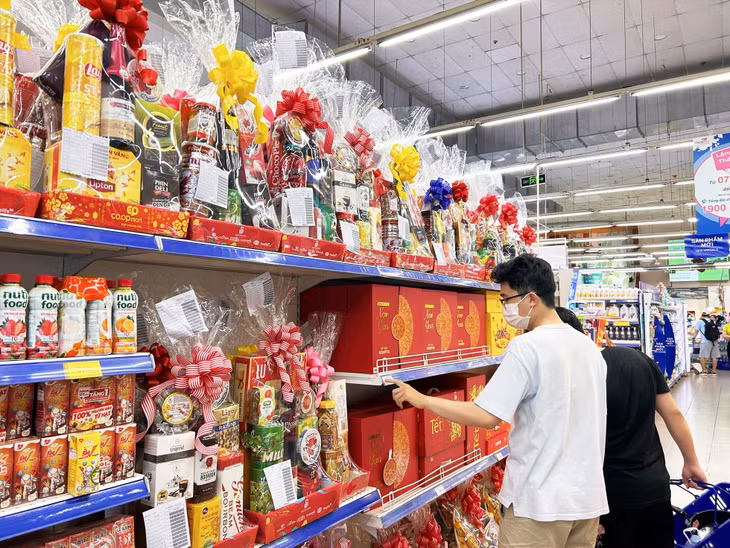 Hàng hoá phục vụ Tết 2023 đã được các siêu thị bày bán. Ảnh: Ngọc Lê