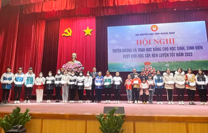 Lãnh đạo Ban Dân vận Tỉnh ủy và Hội Khuyến học tỉnh trao học bổng cho học sinh, sinh viên vượt khó học tập, rèn luyện tốt năm 2022.